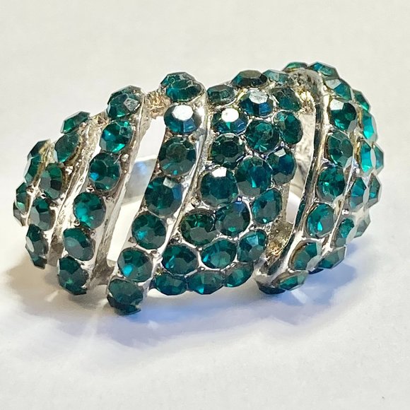Vintage Emerald Green Crystal Boho Dome Cocktail Ring Size 9 Silver Tone Plated - Picture 1 of 11